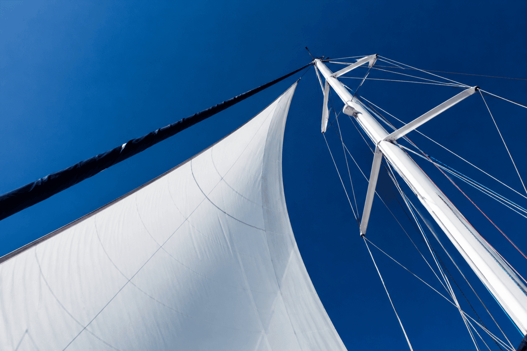 Mast en tuigage van een zeilboot