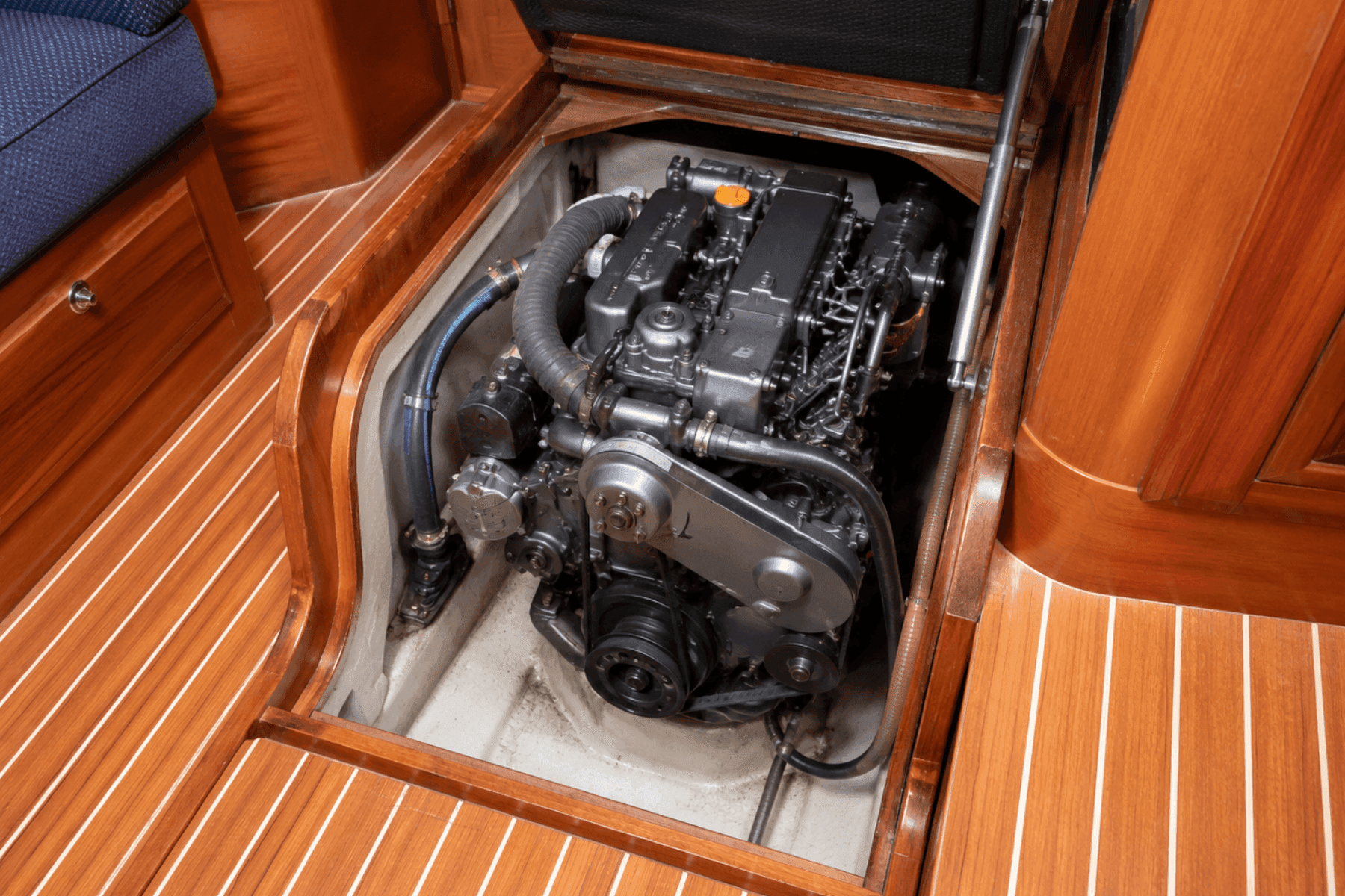 Motorruimte van een zeilboot