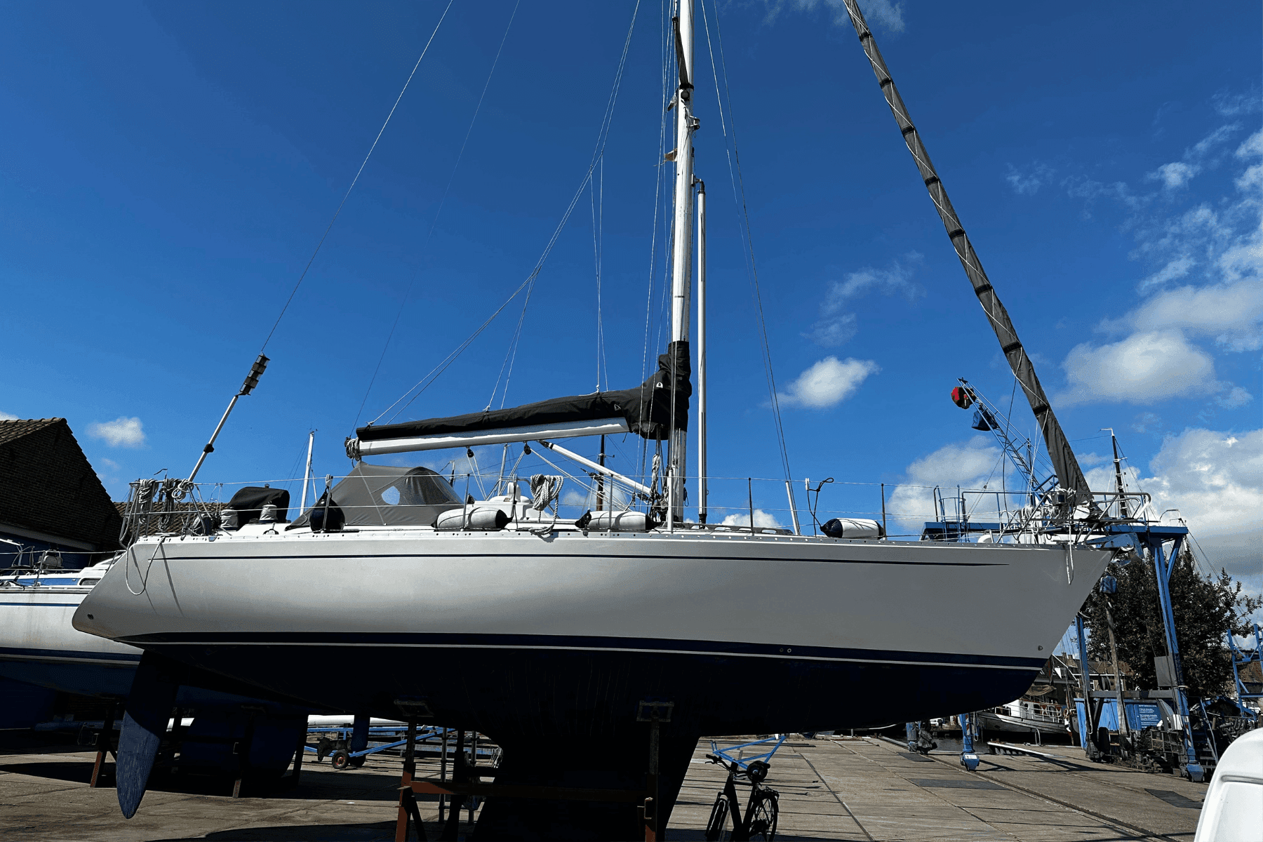 Onderwaterschip van een zeilboot op de kant