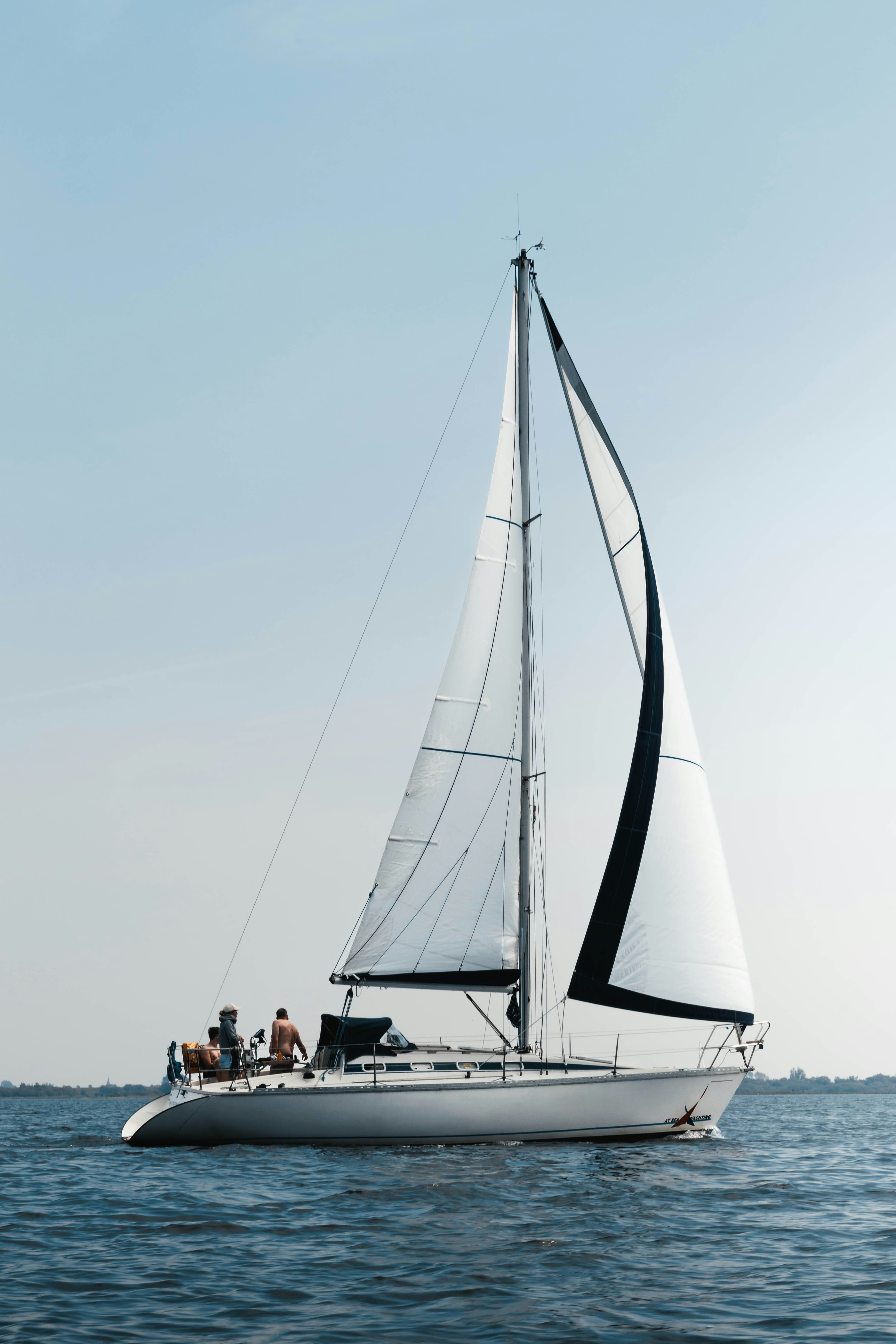 Zeilboot onder zeil op open water